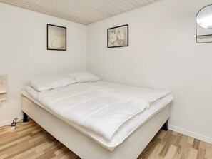 3 bedrooms, individually furnished - 6 Person Holiday Home in Idestrup (Idestrup)