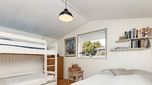 A bunk bed room with a window, a bookshelf, and a desk. - 5 Person Holiday Home in Karrebaeksminde (Karrebæksminde)