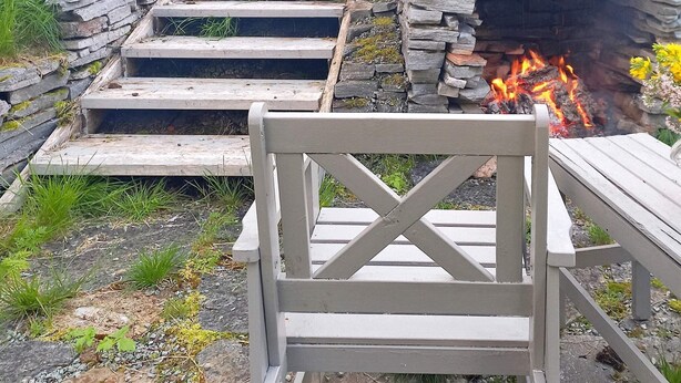 A wooden bench and a stone staircase leading to a fire pit. - 7 Person Holiday Home in Melfjordbotn-by Traum (Rodoy)