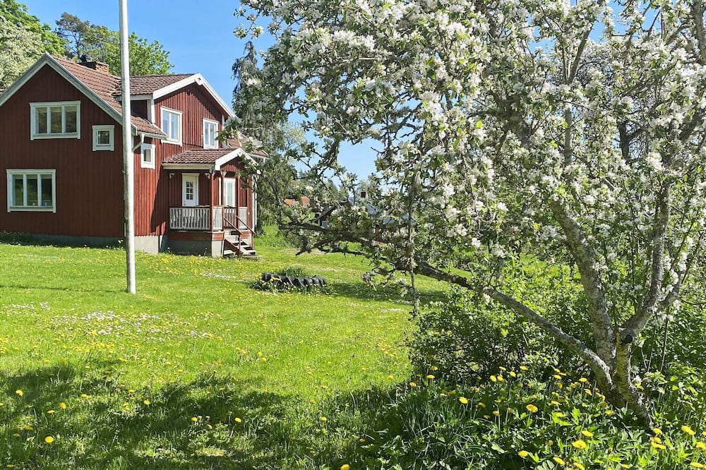 8 Person Holiday Home in Anneby - Askeryd