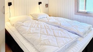 House | 3 bedrooms, individually furnished - 6 Person Holiday Home in Lokken (Lokken)