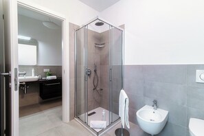 Apartment | Bathroom | Shower, hair dryer, bidet, towels - Marinetti Suite 8 (Como)