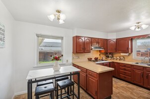 Ferienhaus, 3 Schlafzimmer | Eigene Küche | Kühlschrank, Ofen, Wasserkocher mit Kaffee-/Teezubehör