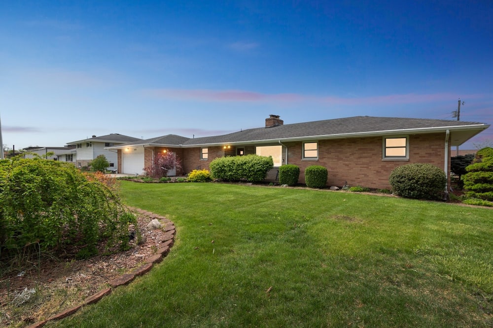 Elkhart Haven: Cozy Family Retreat 3 Bedroom Home by RedAwning - Simonton Lake, IN