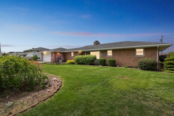 Elkhart Haven: Cozy Family Retreat 3 Bedroom Home by RedAwning