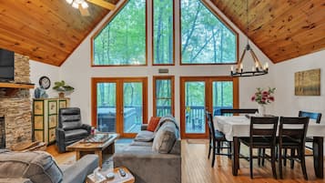 Cabin, 2 Bedrooms | Living area