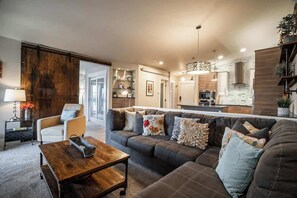 Télévision, cheminée, chaîne hi-fi, espaces bureaux