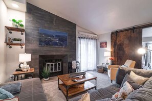 TV, peis, stereoanlegg og kontorer