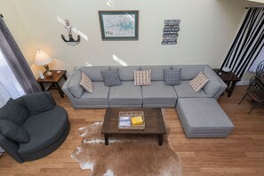 スマートテレビ、DVD プレーヤー、書庫、PC モニター