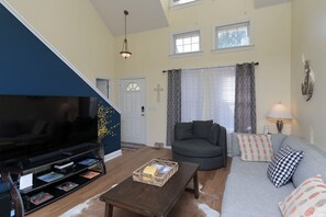 スマートテレビ、DVD プレーヤー、書庫、PC モニター