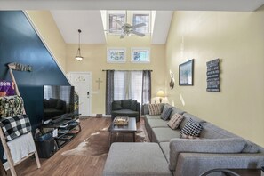 スマートテレビ、DVD プレーヤー、書庫、PC モニター