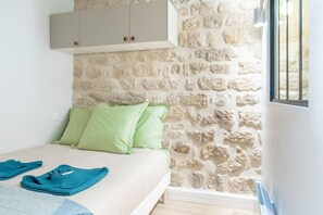 3 bedrooms, desk, iron/ironing board, travel crib