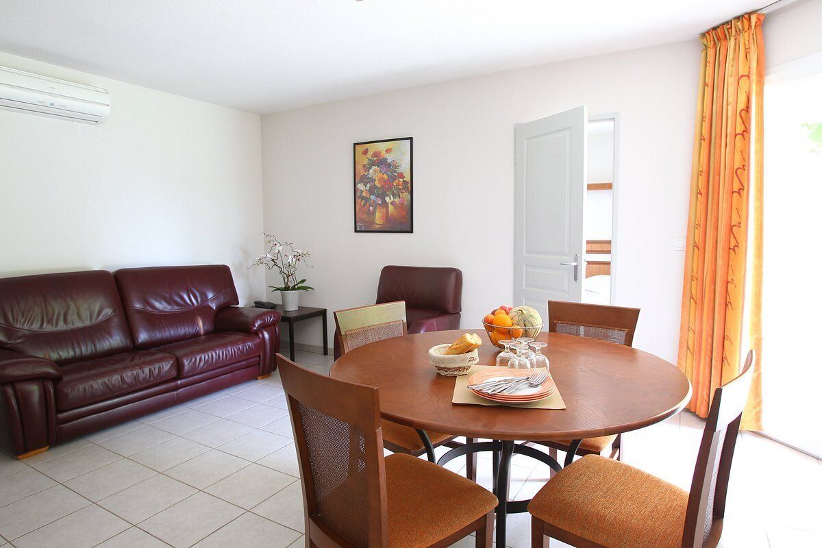 Sistema de insonorización, cunas gratuitas, wifi gratis y ropa de cama 