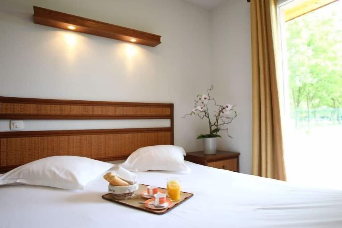 2 Schlafzimmer, schallisolierte Zimmer, kostenlose Babybetten