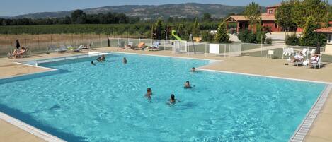 Inomhuspool och en sÀsongsöppen utomhuspool