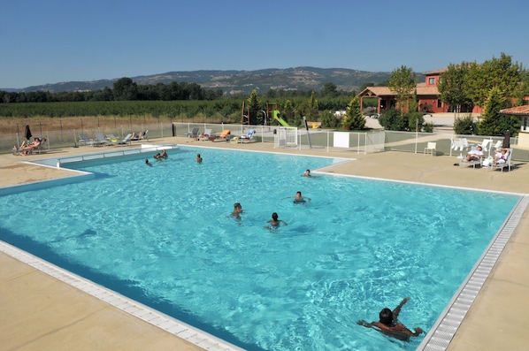 Innendørsbasseng og sesongbasert utendørsbasseng