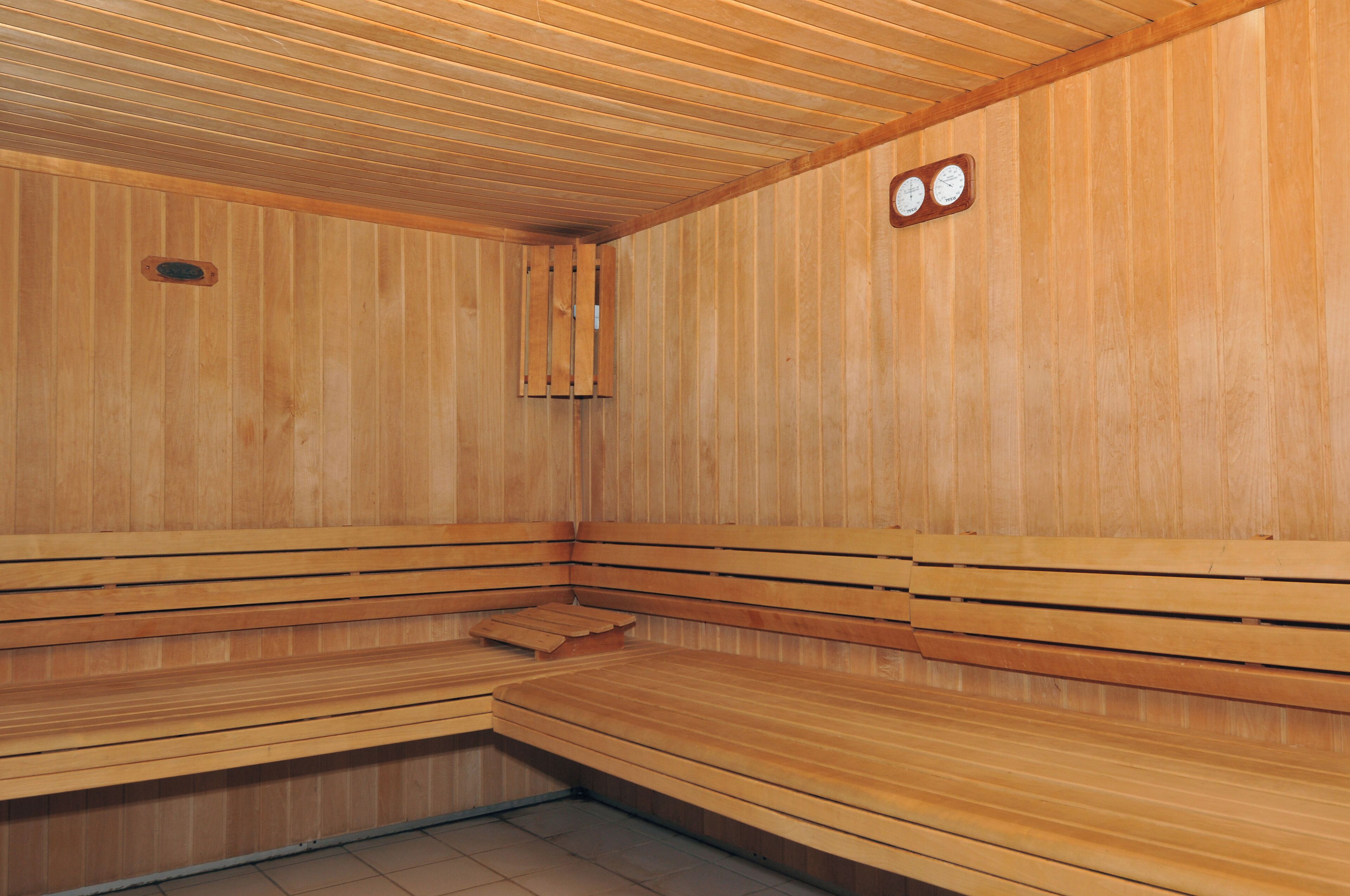 Sauna, hot tub
