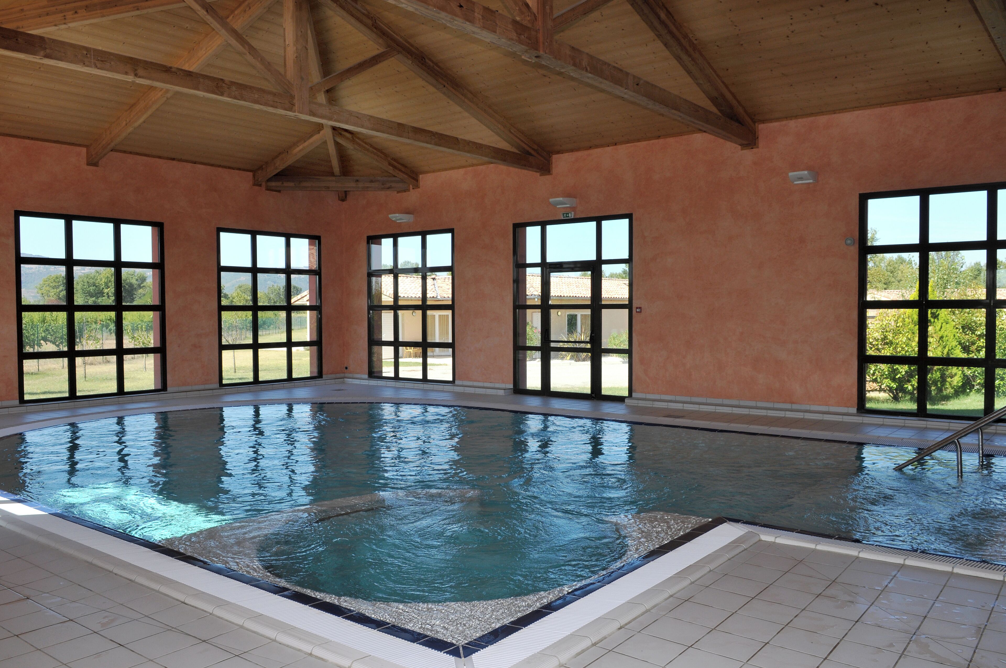 Piscina coperta, piscina stagionale all'aperto