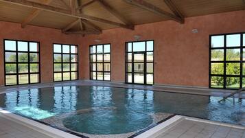 Piscina coperta, piscina stagionale all'aperto