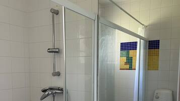 Een douche, handdoeken