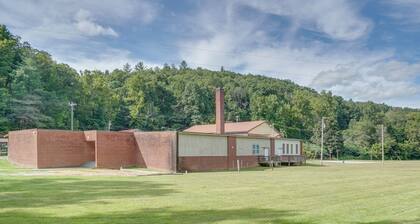 Mountain-view Briceville Studio: Pets Welcome!