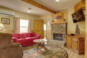 Interior - Pet-friendly Sevierville Apt < 10 Mi to Dollywood! (Sevierville)