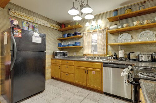 Pet-friendly Sevierville Apt < 10 Mi to Dollywood!