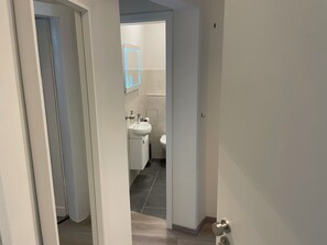 Shower, hair dryer, towels, soap - Apartment in Zentraler Lage zur Dortmunder Innenstadt (Dortmund)