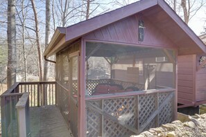Apartment (0 Bedroom) | Interior - 7 Mi to Pigeon Forge: Romantic Couple's Getaway (Sevierville)