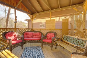 Interior - 7 Mi to Pigeon Forge: Romantic Couple's Getaway (Sevierville)