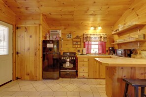 Apartment (0 Bedroom) | Interior - Game Room & Pool Access: Sevierville Studio! (Sevierville)