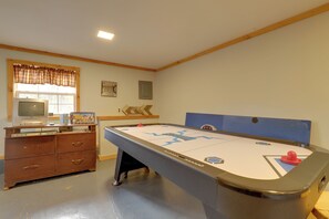 Apartment (0 Bedroom) | Interior - Game Room & Pool Access: Sevierville Studio! (Sevierville)