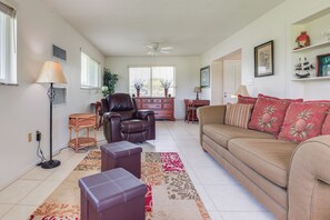 House (2 Bedrooms) | Interior - Sunny Port St Lucie Home: Lanai & Golf Course View (Port Saint Lucie)