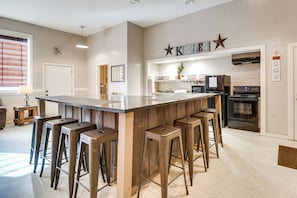 Apartment (2 Bedrooms) | Private kitchen | Microwave, oven, stovetop, cookware/dishes/utensils - Riverfront Briceville Apt: Atv, Hike & More! (Briceville)