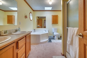 Apartment (3 Bedrooms) | Interior - Serene Zanesville Getaway: Hot Tub, 2 Decks! (Zanesville)