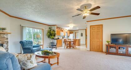 Serene Zanesville Getaway: Hot Tub, 2 Decks!