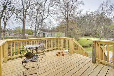 Serene Zanesville Getaway: Hot Tub, 2 Decks!