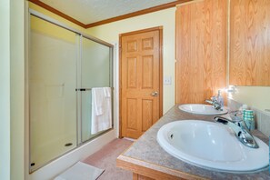 Apartment (3 Bedrooms) | Interior - Serene Zanesville Getaway: Hot Tub, 2 Decks! (Zanesville)