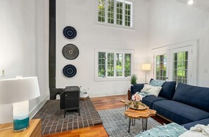 Smart TV, fireplace - Blue Berry Hill, cozy, spacious retreat just a short walk to Douglas Beach (Douglas)