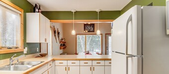 Family Cabin w/ Private Dock on Caribou Lake!