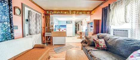 House (2 Bedrooms) | Interior
