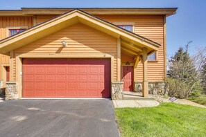 Apartment (3 Bedrooms) | Interior - Seven Springs Resort Home: Theater Room & Grill (Champion)