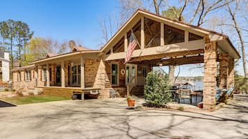 House (4 Bedrooms) | Front of property