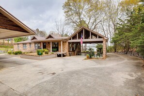 House (4 Bedrooms) | Interior - Lakefront Leesburg Home w/ Private Dock & Ramp! (Leesburg)