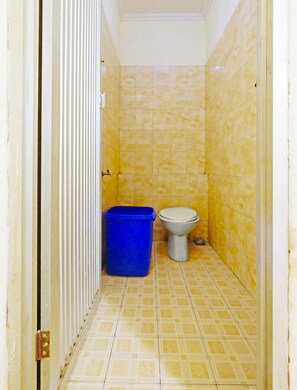 Habitación estándar doble | Baño | Ducha y toallas