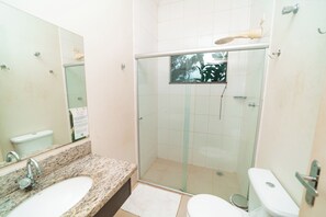 Habitación doble tradicional de uso individual, 1 cama Queen size | Baño | Amenidades de baño gratuitas