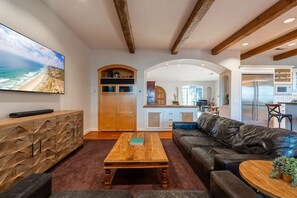 Smart TV, chimenea y oficina 