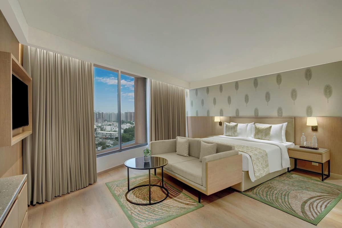 Premium kamer, 1 kingsize bed, uitzicht op stad | 1 slaapkamer, een kluis op de kamer, een bureau, geluiddichte muren