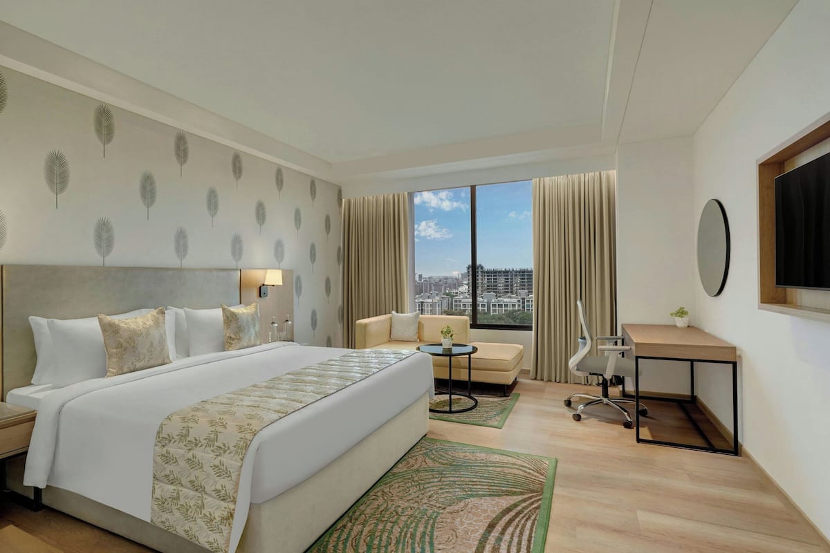 Premium kamer, 1 kingsize bed, uitzicht op stad | 1 slaapkamer, een kluis op de kamer, een bureau, geluiddichte muren