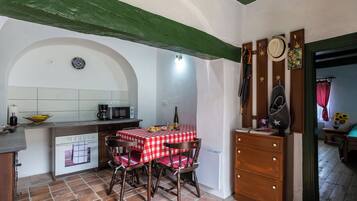 Family House, Multiple Bedrooms, Mountainside (Klementina's Guest House) | Dining